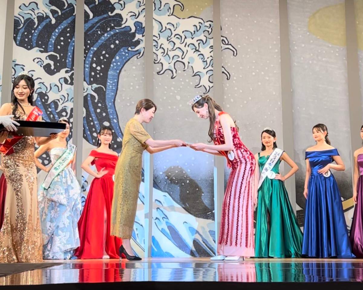 Carolina Shiino bows to accept an award.