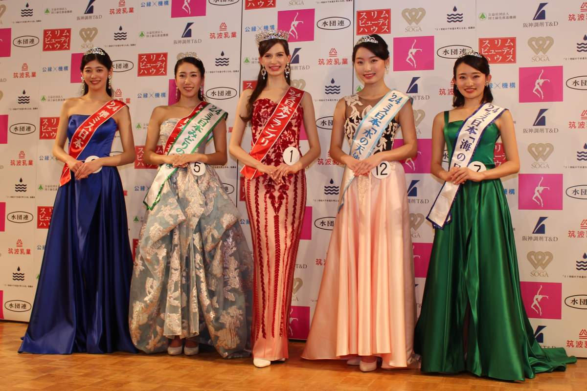 Carolina Shiino stands with other Miss Japan finalists.