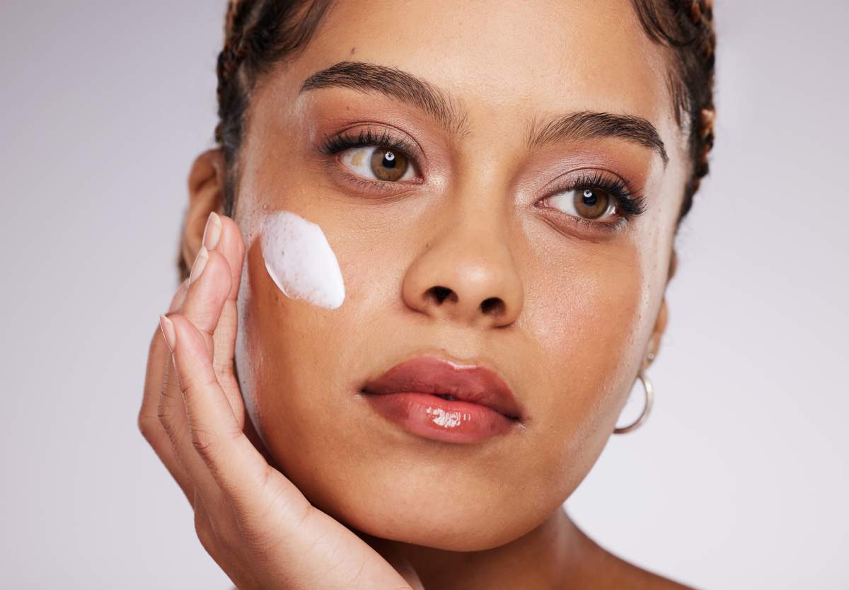 Woman applied sunscreen