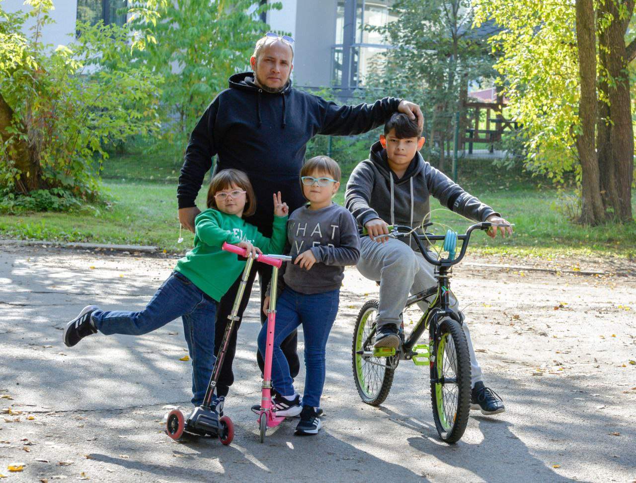 Yevhen Mezhevyi and his three children in an undated photo.