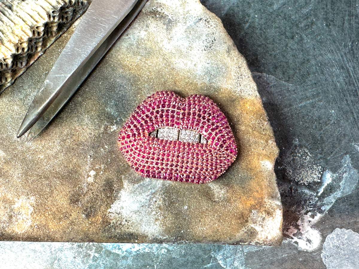 The $12,000 necklace gifted to Taylor Swift includes a pendant inspired by the singer’s trademark red lips.