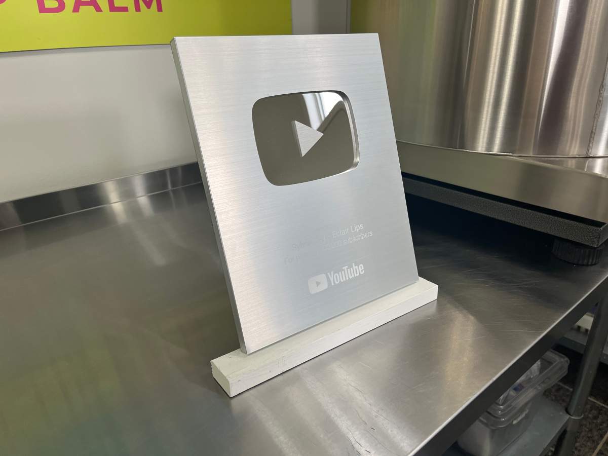 Eclair Lips received a plaque from YouTube after gaining 100,000 subscribers in 2022.