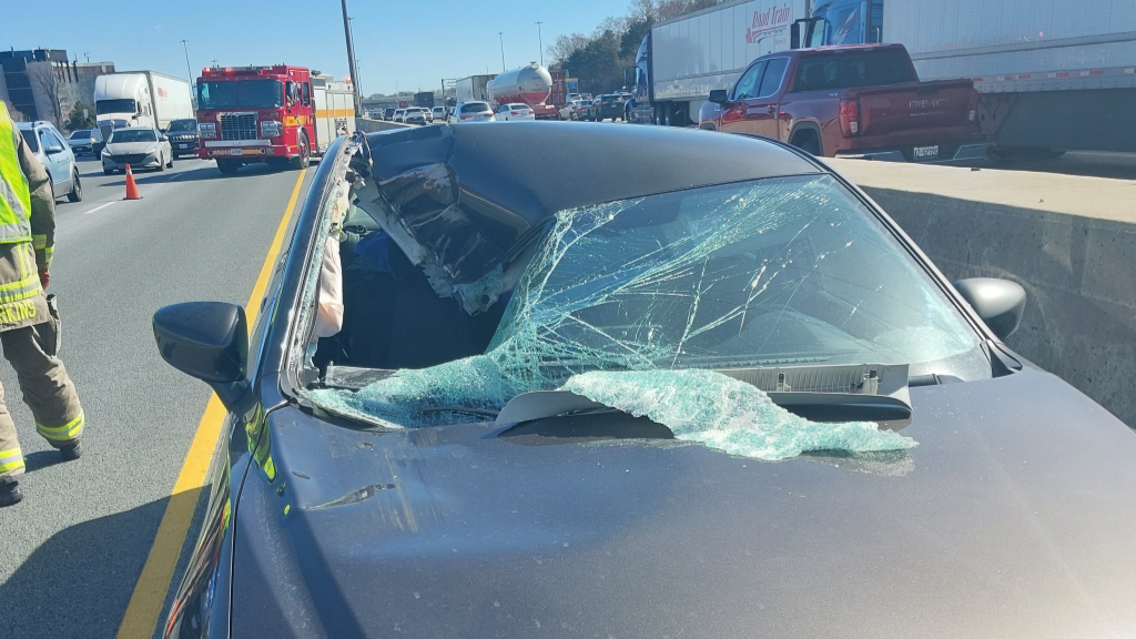 Driver charged after wheel detaches, smashes windshield of another car on Hwy. 401 - image