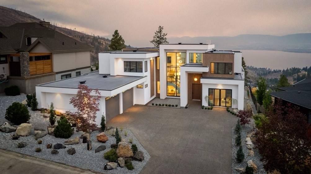 Coastal Comfort Meets Modern Luxury
– Fawdry Homes Ltd.