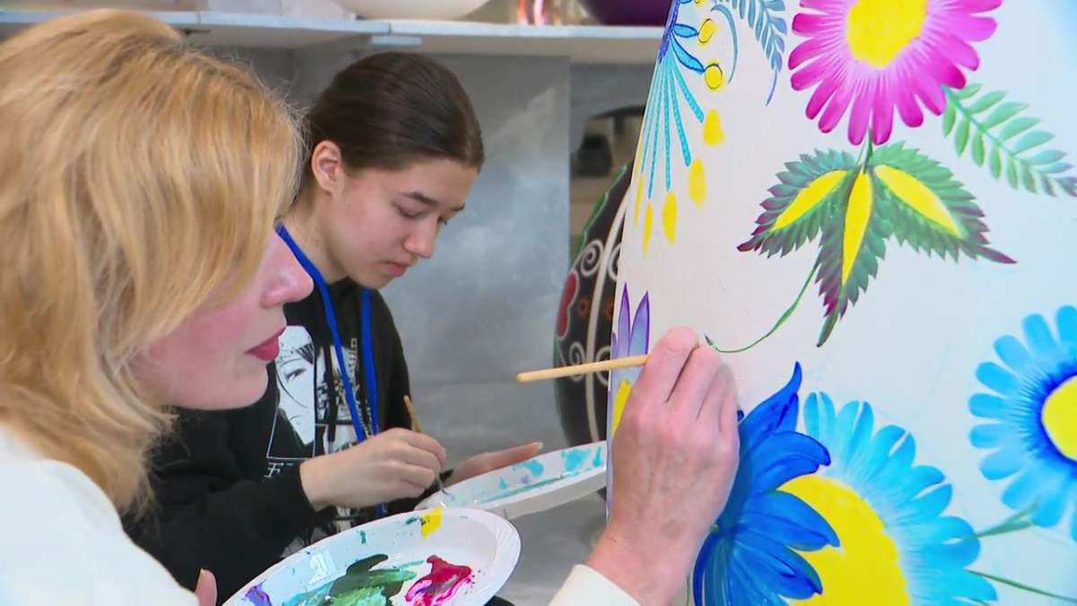 Natalia Stativa-Zharko paints alongside her daughter. She teaches her the traditional Ukrainian folk art.