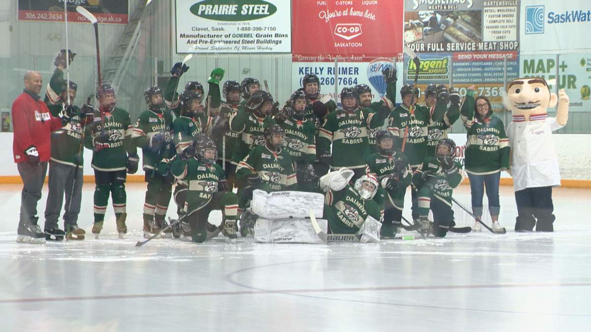 The Dalmeny Saskatchewan minor hockey team poses for a picture with Jarome Iginla.