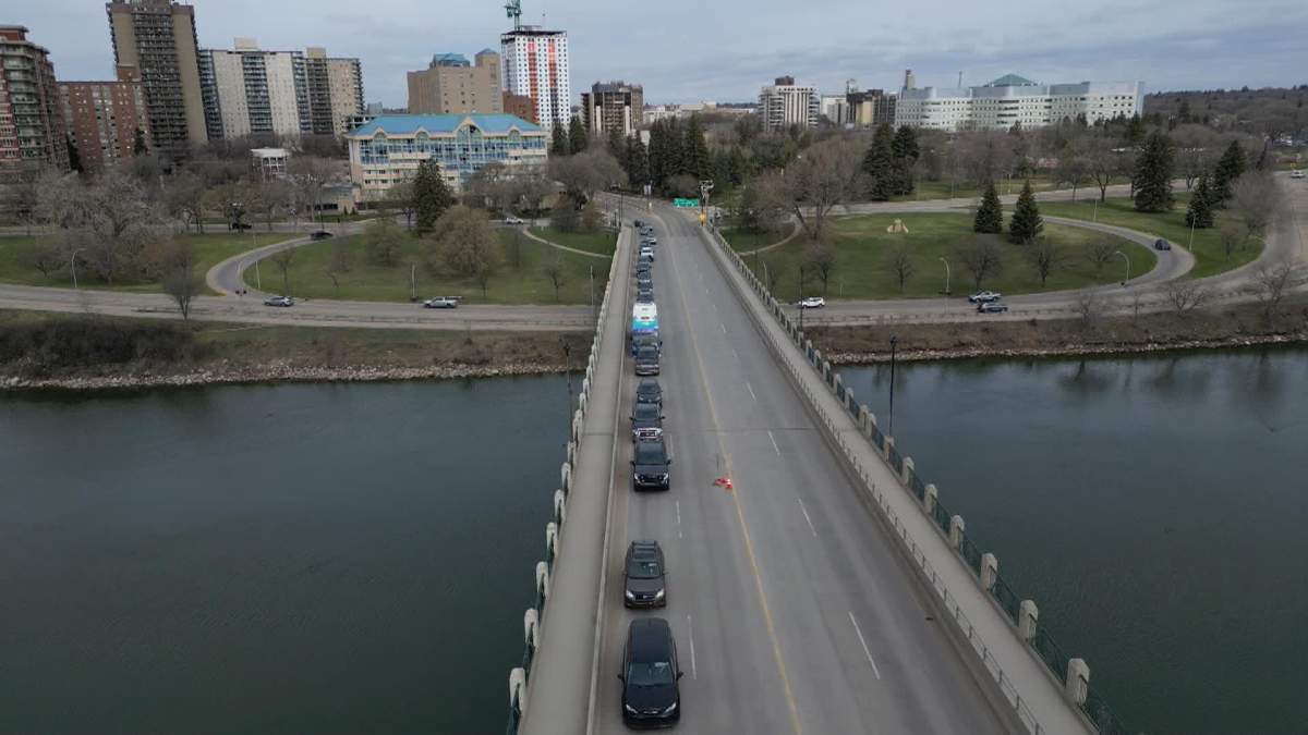 Examples along University Bridge show some drivers using the zipper merge system and others not.