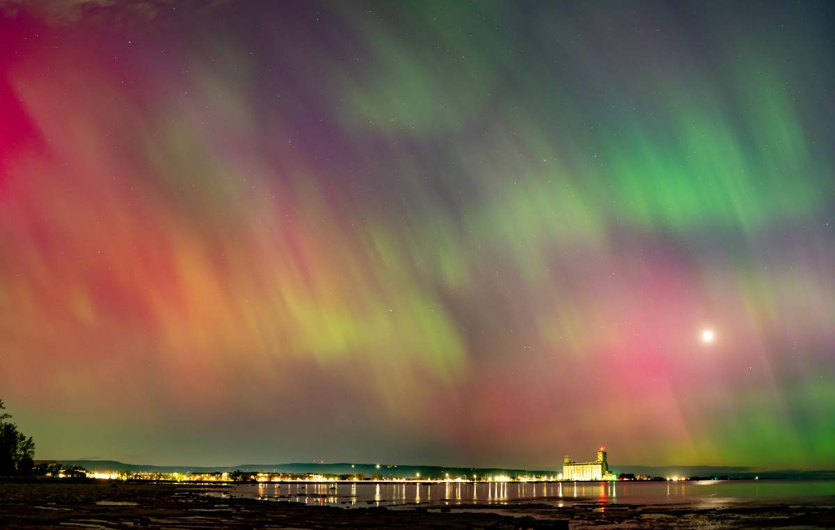 The northern lights at Sunset Point Beach in Collingwood, Ont. on the night of May 10, 2024