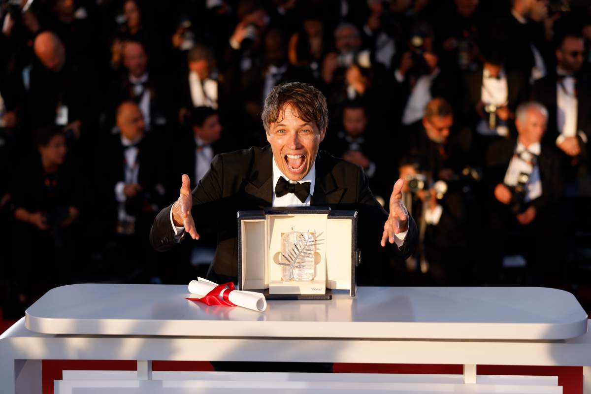 Sean Baker, winner of the Palme d’Or for the film ‘Anora,’ poses for photographers during the photo call following the awards ceremony at the 77th international film festival, Cannes, southern France, Saturday, May 25, 2024.