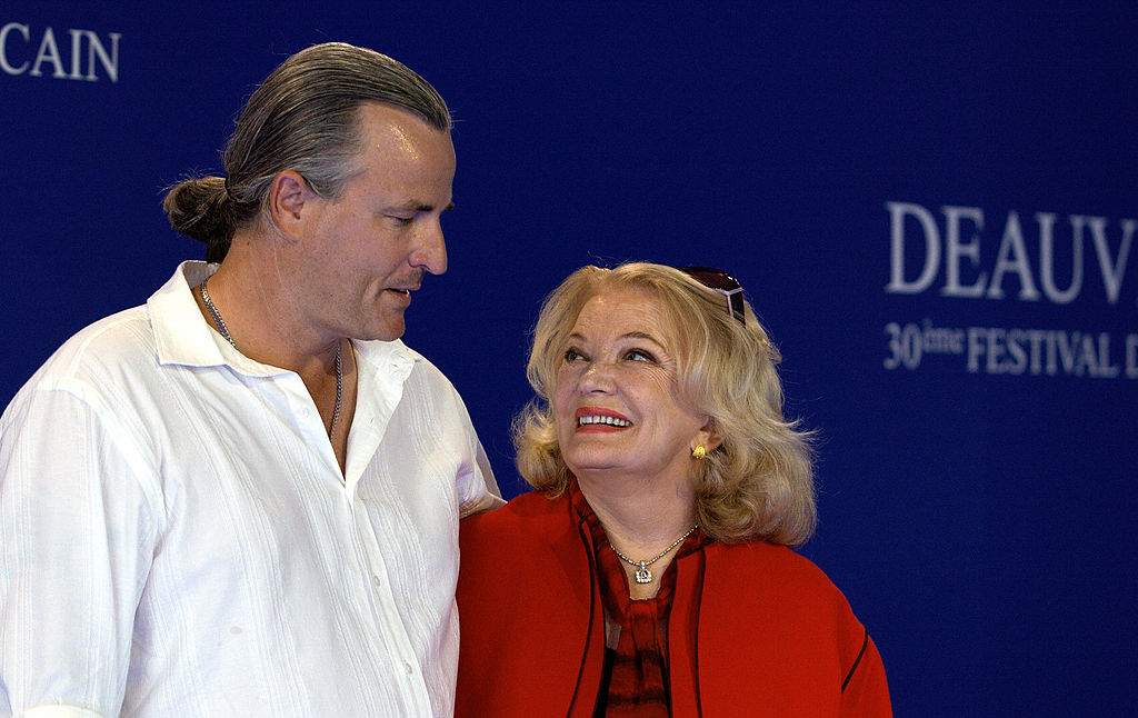 American director Nick Cassavetes (L) and his mother and leading actress Gena Rowlands pose for a photocall for 'The Notebook' in 2004.