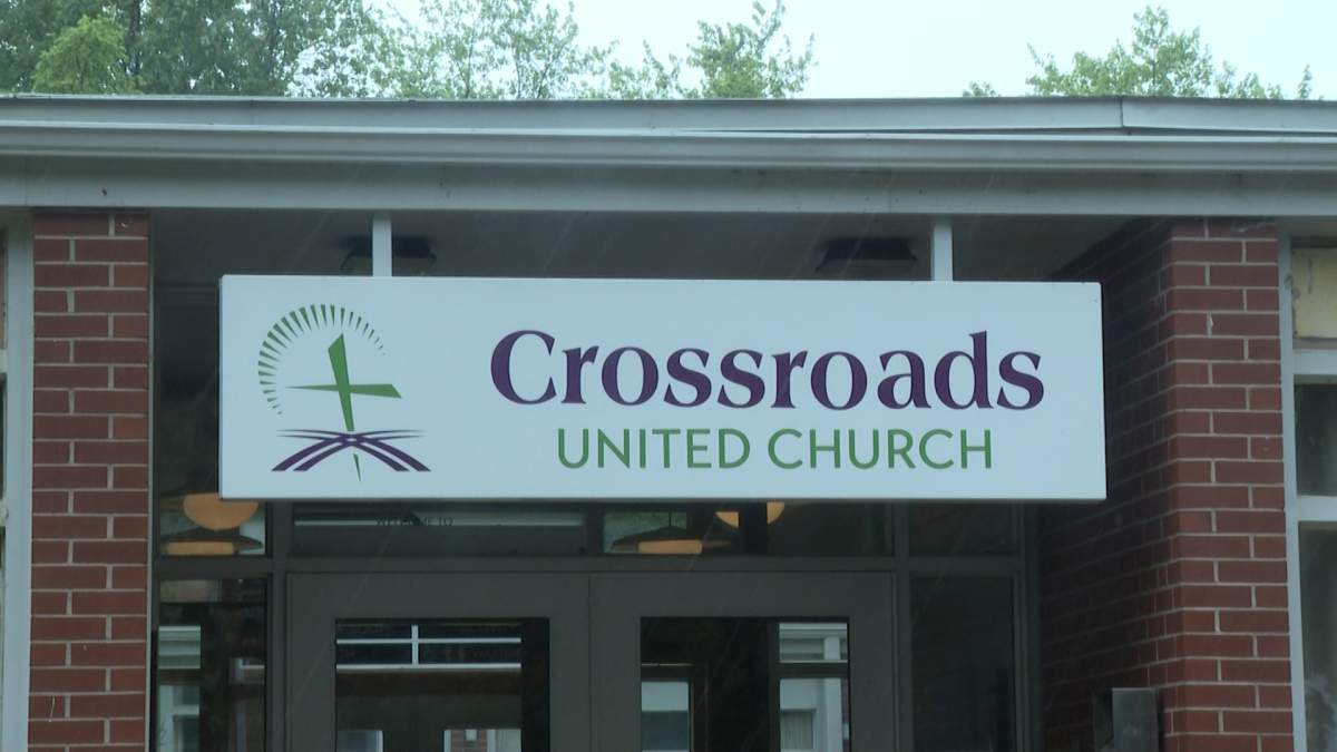 The move of Kingston's sleeping cabins to Crossroads United Church has been put on hold after the organization behind the homes failed to secure operating funds.
