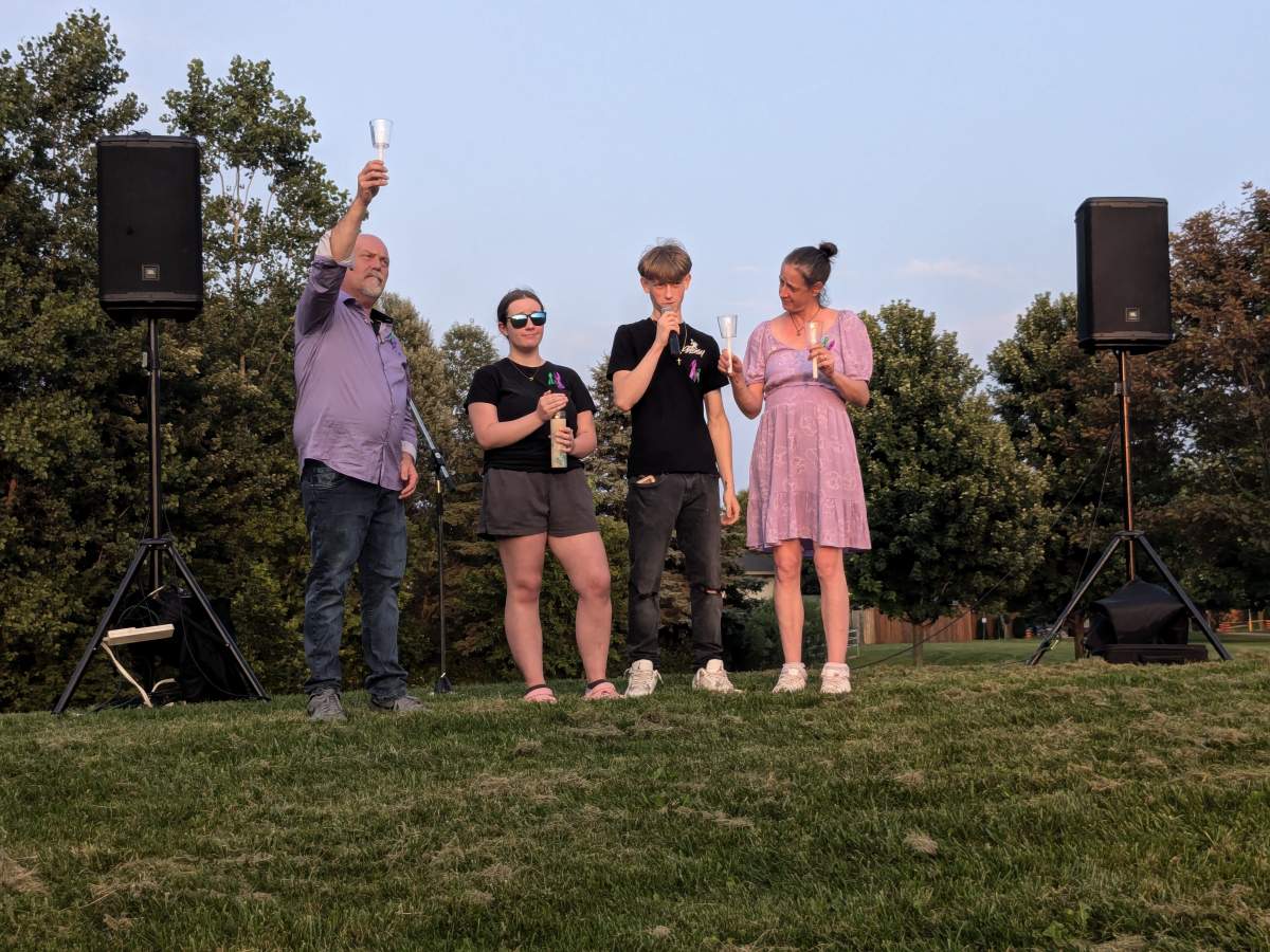 Members of the Broadfoot family thank the crowd for attending.