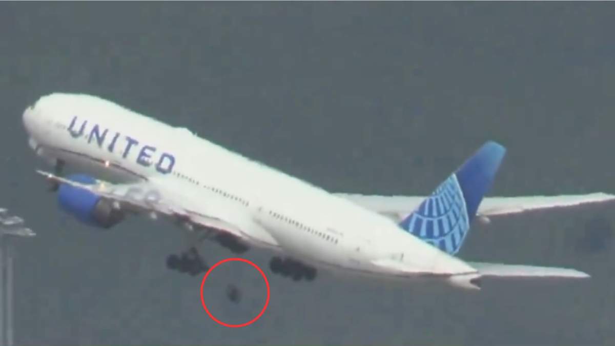 A United Airlines plane taking off. A red circle indicates a lost wheel falling through the air.