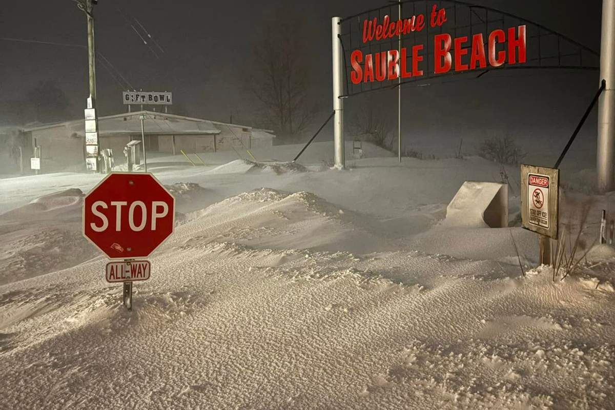 Lisa Chadwick, who runs the Beachside Patio Bar & Bakery in Sauble Beach, told Global News that the area had received 30 cm over a 24-hour period.