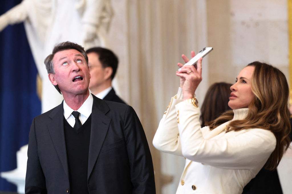 Former NHL player Wayne Gretzky and his wife Janet Jones look up at the rotunda dome prior to the Presidential Inauguration of Donald Trump at the Rotunda of the U.S. Capitol in Washington, U.S., January 20, 2025.