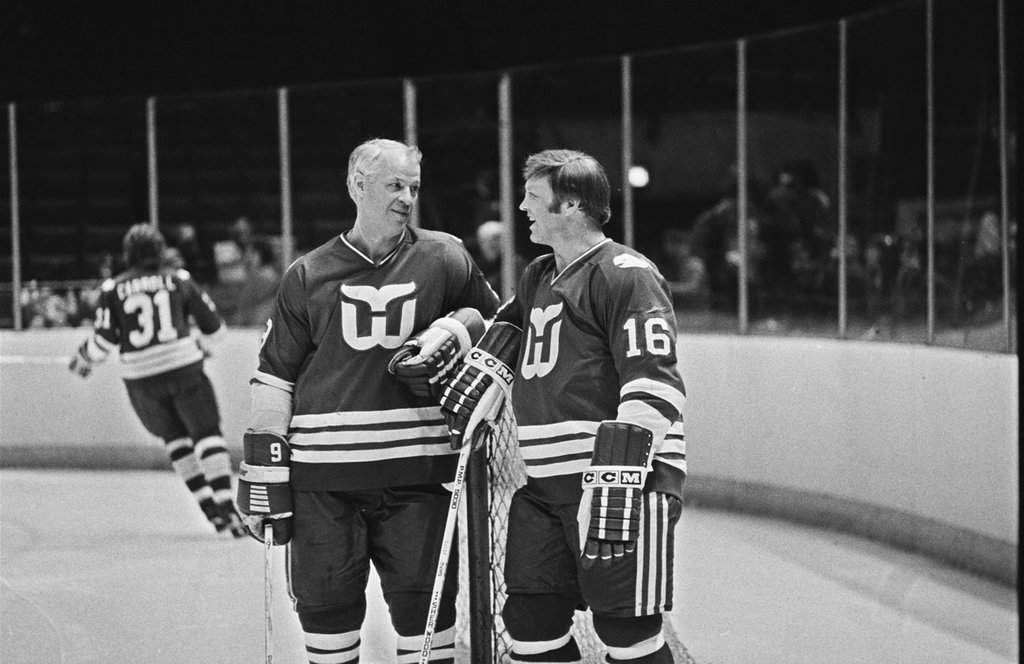 FILE – Hartford Whalers’ star Gordie Howe, left, and Bobby Hull, right, have a chat as the Hartford Whalers practise before their NHL game with the Washington Capitals, March 8, 1980. (AP Photo/William Smith, File)
