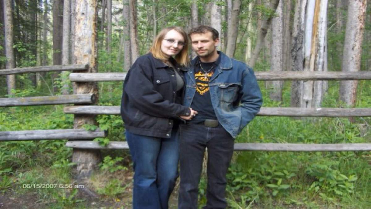 Friends and family of Lisa Mitchell say other women need to know that her husband, who was convicted of manslaughter in her death, is now out of prison and posting on online dating sites.