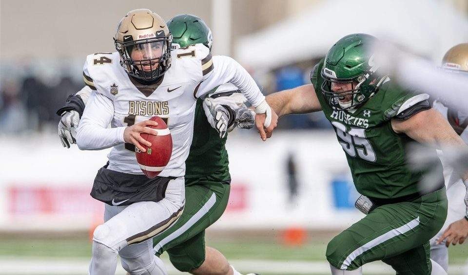 University of Manitoba quarterback Jackson Tachinski runs the ball against away from University of Saskatchewan defensive linebacker Jonathan Leggett during the first quarter of the Canada West Hardy Cup in Saskatoon, Sask., on November 20, 2021. 