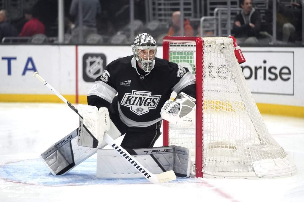 Los Angeles Kings goaltender Darcy Kuemper (35) guards his net during the first period of an NHL hockey game against the Nashville Predators Saturday, March 15, 2025, in Los Angeles.