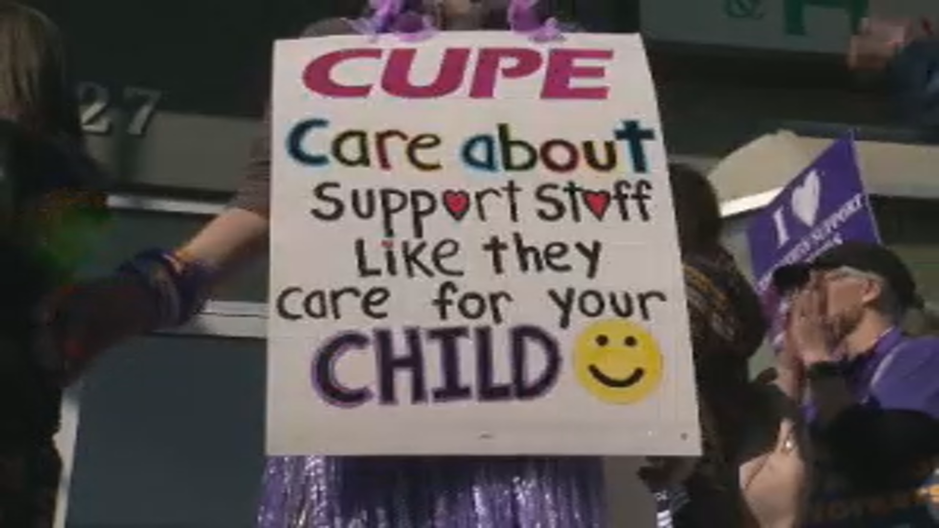 Foothills School Division Local 5040 support staff on strike in High River, Alta. on Friday, March 7, 2025.
