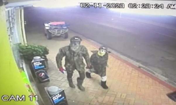 A man thought to be Tom Phillips and one of his children, allegedly attempting to break into a store in 2023.