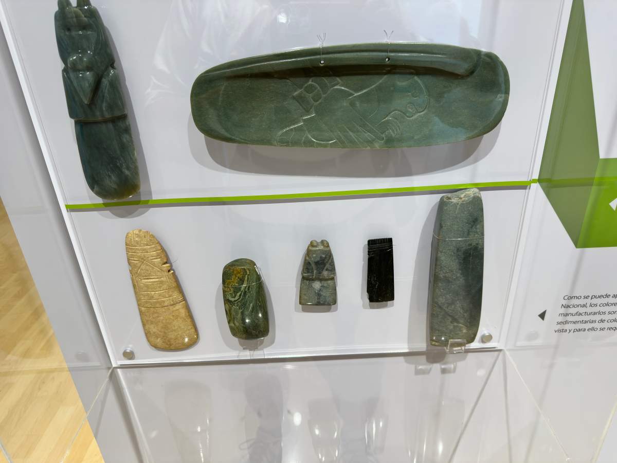 A display of other Costa Rican artefacts