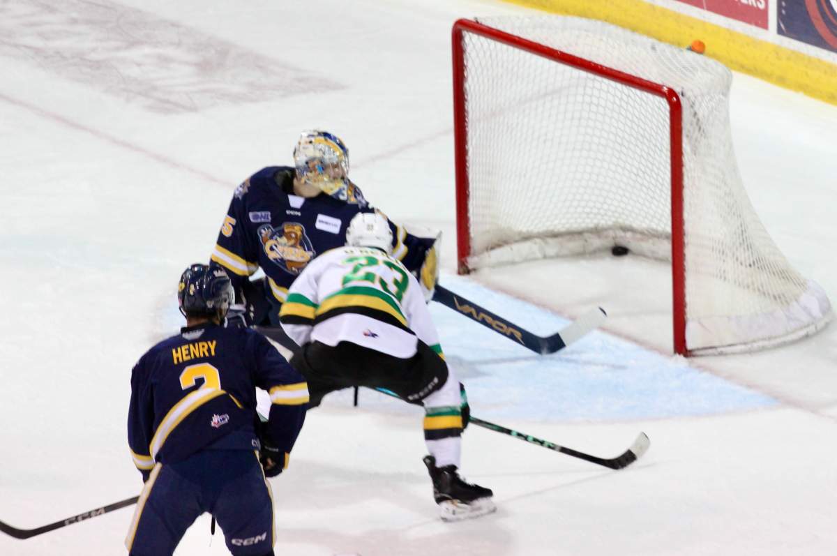 Sam O'Reilly scores to make it 3-2 for the London Knights.