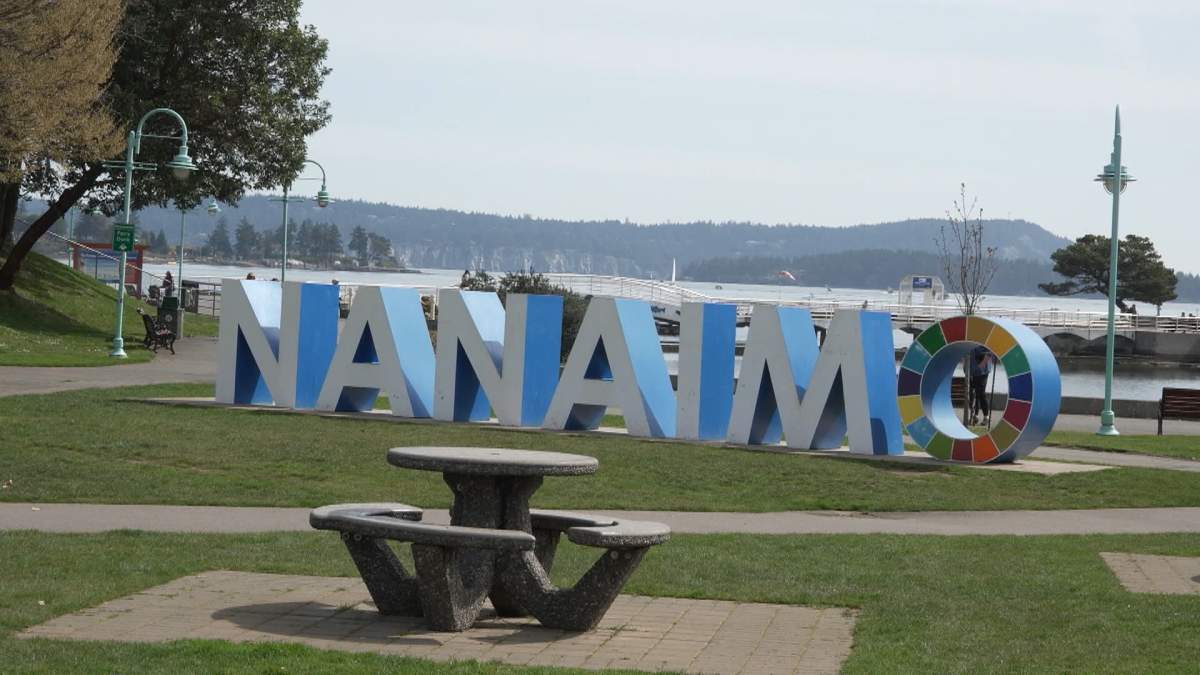 Describing the campaign to encourage Americans to come visit, the Mayor of Nanaimo, Leonard Krog, promises he'll be there to welcome them when they gather for a photo on the city's waterfront.