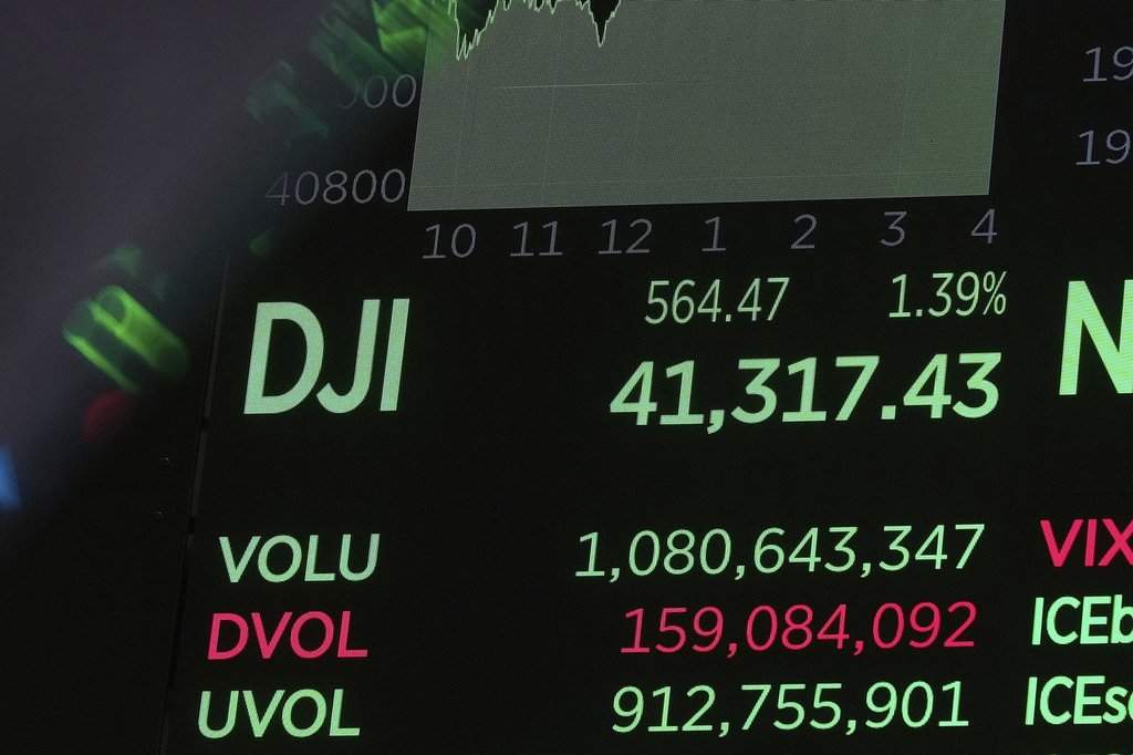 Oil prices plunged Friday amidst a broad selloff on global stock markets, following a threat by U.S. President Donald Trump to greatly increase tariffs on Chinese imports.