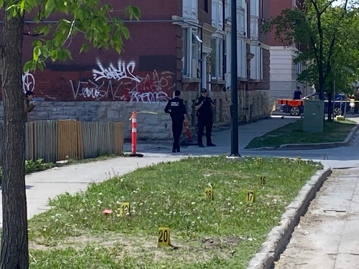 Winnipeg police are seen investigating a Cumberland Avenue crime scene on May 23, 2025.