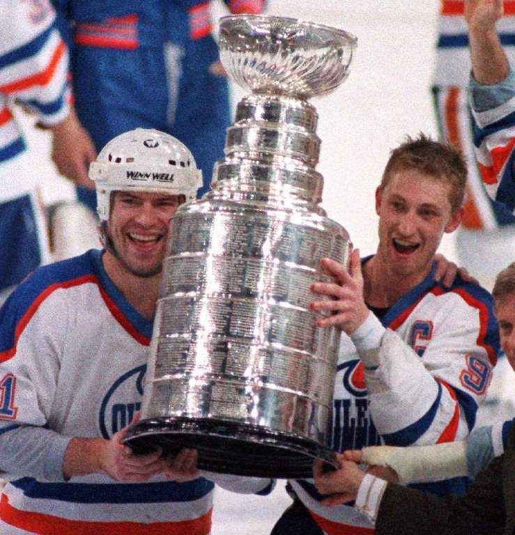Edmonton Oilers’ Wayne Gretzky, right, and Mark Messier hold up the Stanley Cup trophy, May 26, 1988 following their 6-3 win over the Boston Bruins in the Stanley Cup Finals in Edmonton.