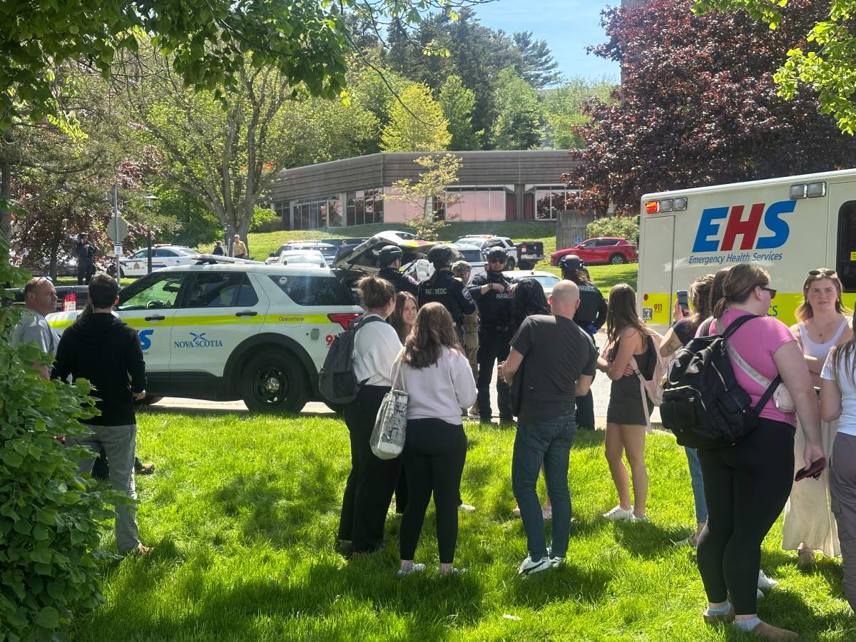 Police are responding to a weapons complaint at Mount Saint Vincent University.