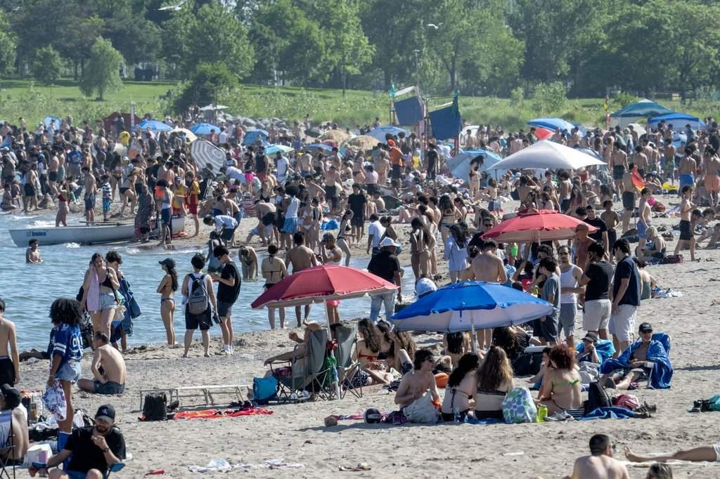 Beaches in Toronto are packed as people find ways to embrace temperatures up to 36 degrees Celsius on Monday June 23, 2025. THE CANADIAN PRESS/Frank Gunn.