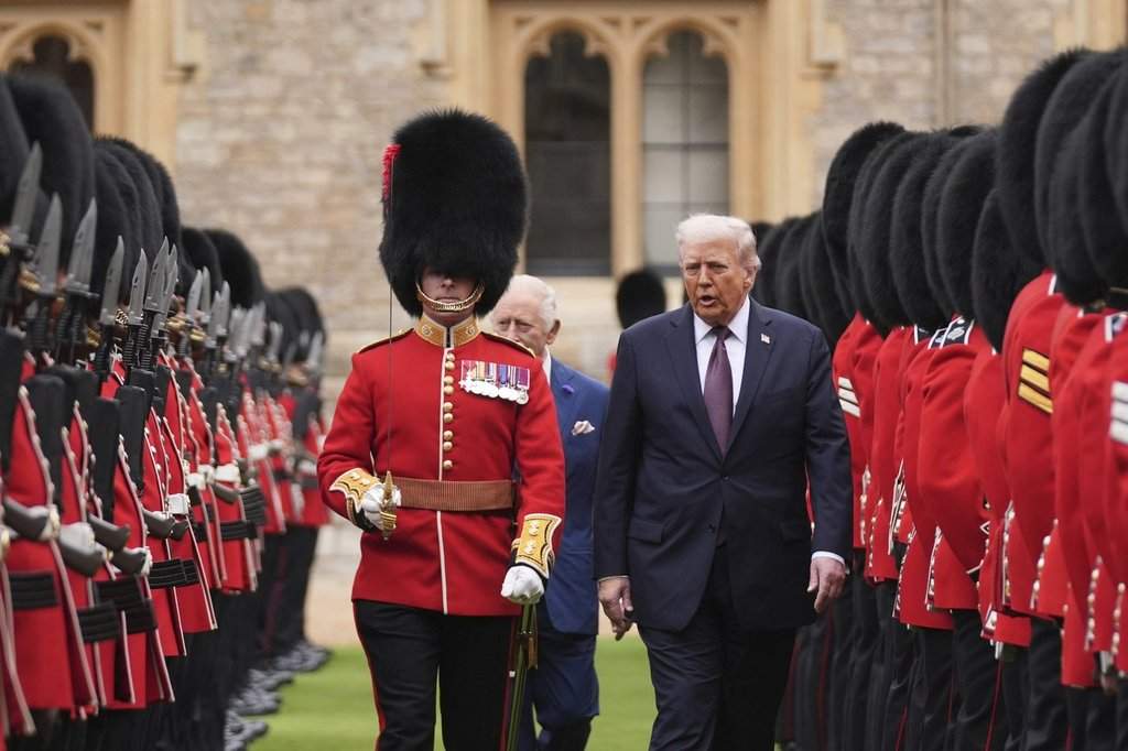 President Donald Trump and Britain’s King Charles III inspect the guard of honor during an arrival ceremony at Windsor Castle, in Windsor, England, Wednesday, Sept. 17, 2025. (AP Photo/Evan Vucci)