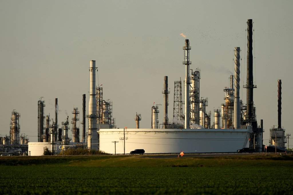 Refineries in the U.S. ‌Midwest, which have no access to waterborne crude supplies, are heavily dependent on Canadian oil and many of the region's refineries have been designed to handle oil sands crude.