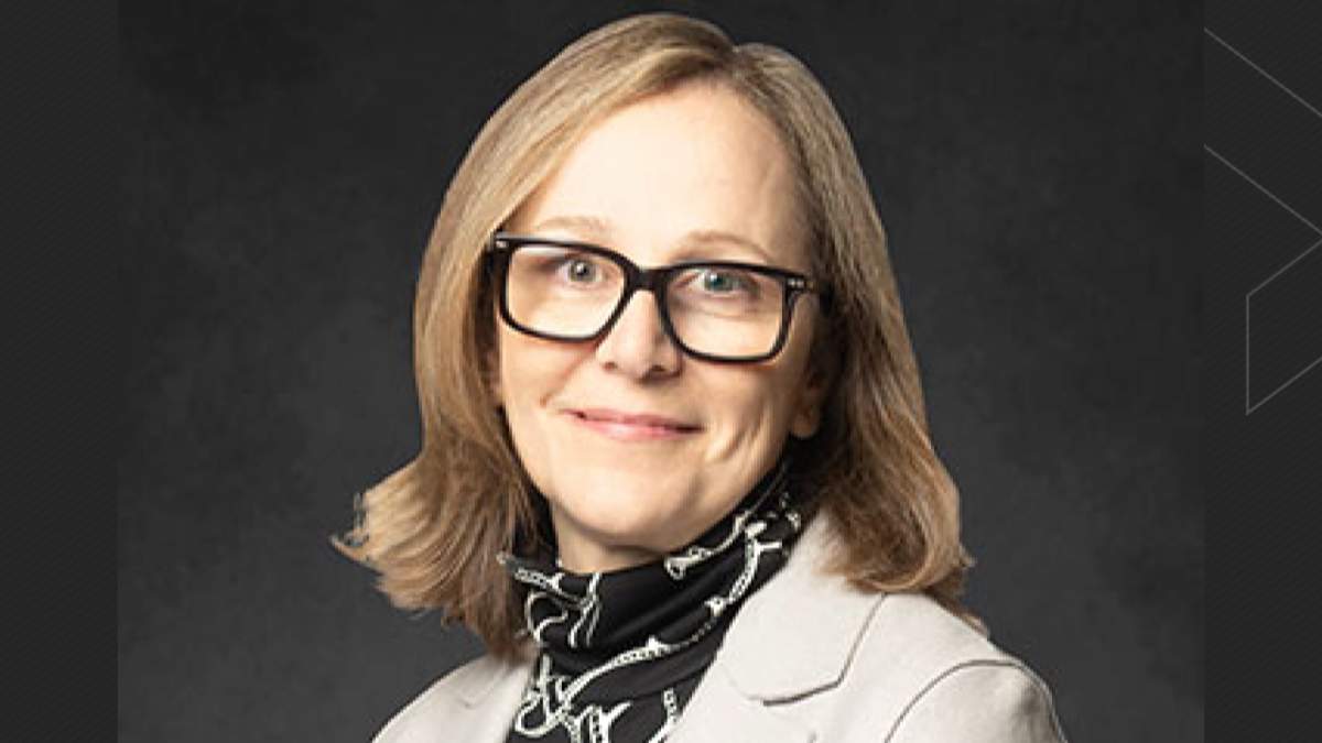 The former CEO of AHS, Athana Mentzelopoulos, is suing the Alberta government for wrongful dismissal claiming she was fired for investigating sweetheart deals for private surgical contracts and had concerns about conflict of interest and high-level political intimidation that reached right into Premier Danielle Smith’s office.