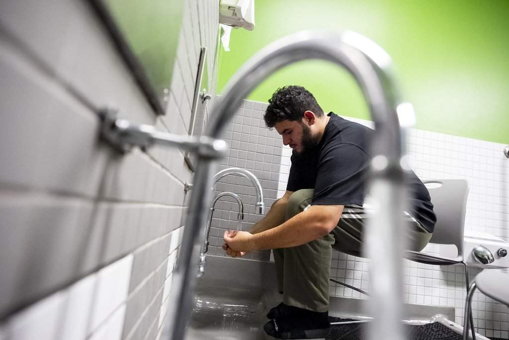 Samy Khelefi washes as he performs wudu, a ritual cleansing prior to prayer for Muslims, before entering the prayer room organized by the Muslim Students’ Association, at Concordia University in Montreal, Wednesday, Nov. 26, 2025.