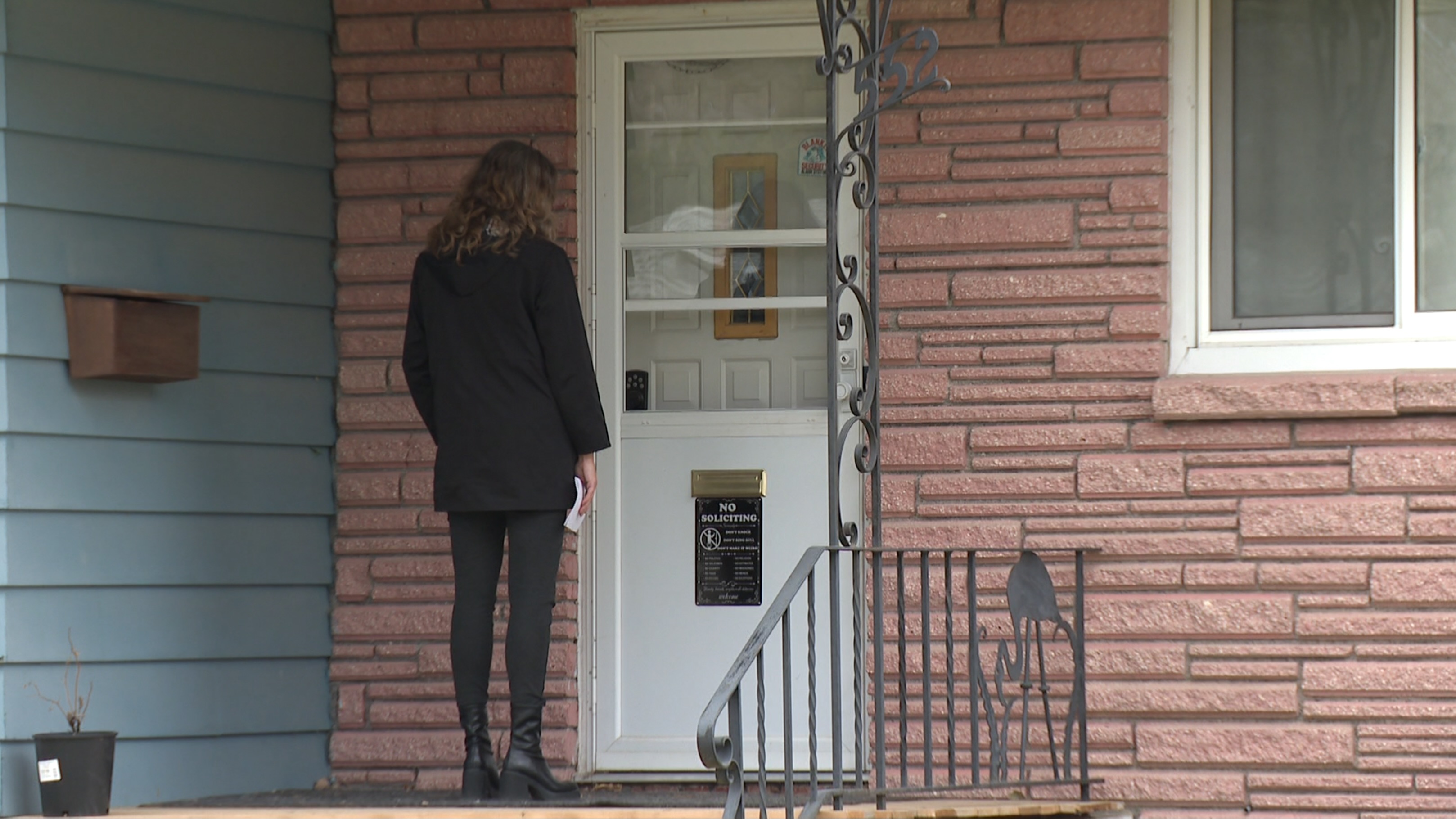 Global News reporter at house where Omar Alkassab lived after coming to Canada from Syria. He is under investigation over a Hamas cryptocurrency scheme.