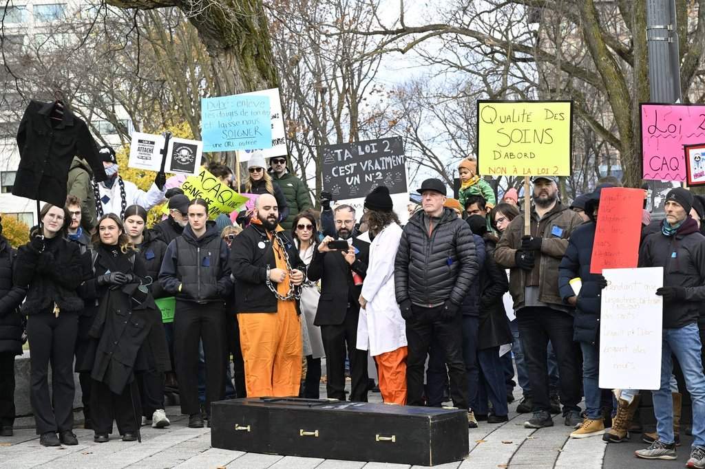 People demonstrate against a law that changes how doctors are paid in front of the legislature in Quebec City, Saturday, Nov. 1, 2025. THE CANADIAN PRESS/Jacques Boissinot.