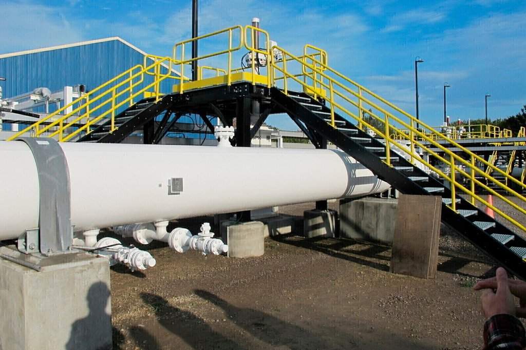 An above-ground section of Enbridge's Line 5 is seen at the Mackinaw City, Mich., pump station, Oct. 7, 2016. 
