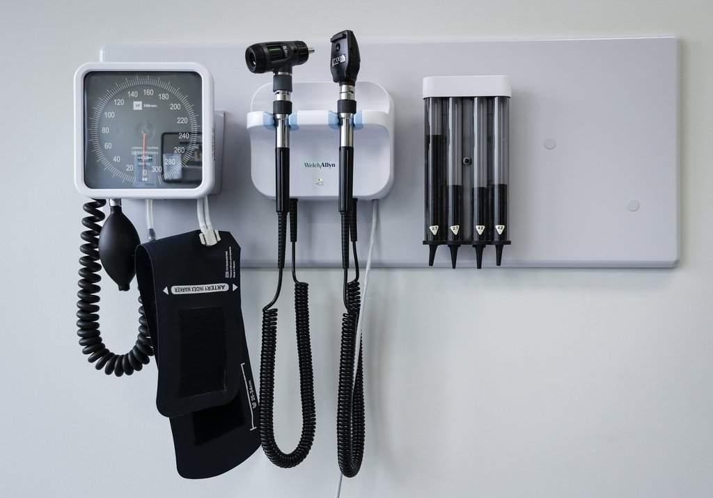 Quebec’s private doctors federation challenges a law requiring new doctors to work five years in the public system, calling it discriminatory and harmful to patient care. 
