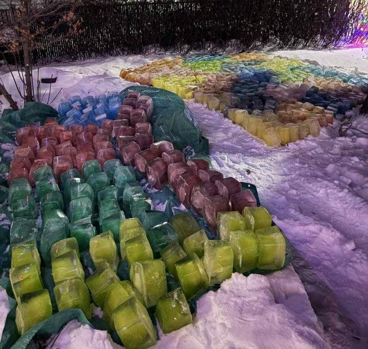 It took 654 blocks to make the ice cabin.