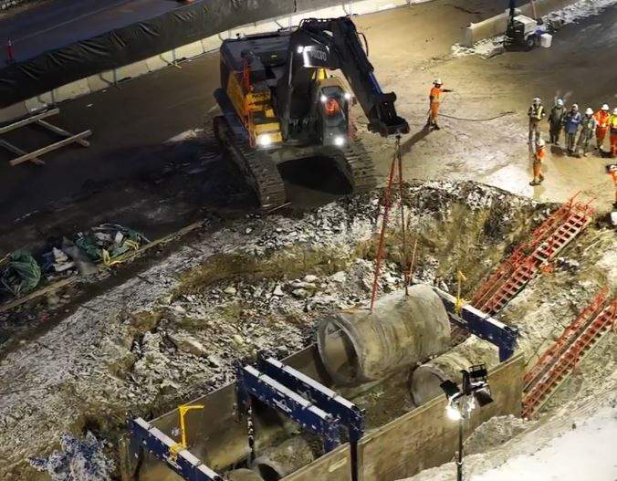 A video shared by the city of Calgary on Sunday shows a badly damaged section of the Bearspaw feeder main being removed from the ground by city crews.