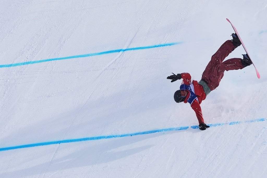 Canada's Mark McMorris crashes during the men's snowboarding slopestyle finals at the 2026 Winter Olympics, in Livigno, Italy, Wednesday, Feb. 18, 2026. (AP Photo/Lindsey Wasson).
