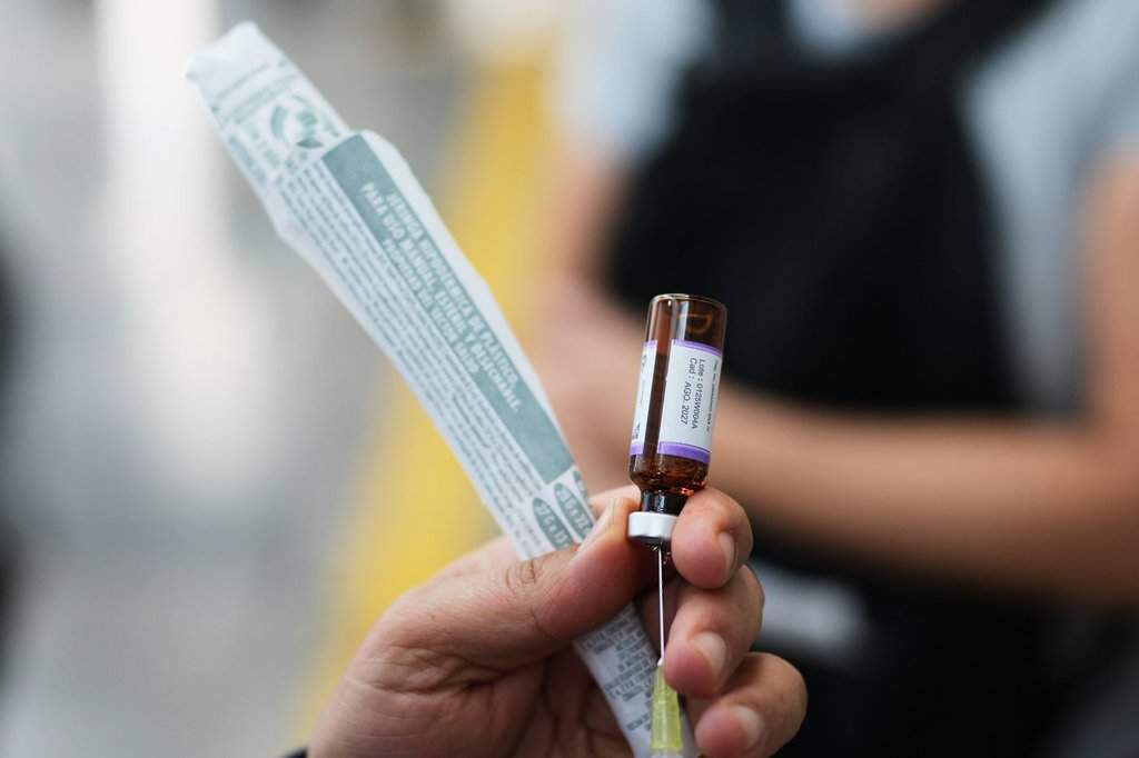 A health worker prepares a dose of the measles vaccine.