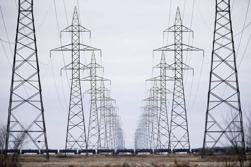 Manitoba Hydro power lines are photographed just outside Winnipeg, Monday, May 1, 2018. THE CANADIAN PRESS/John Woods.