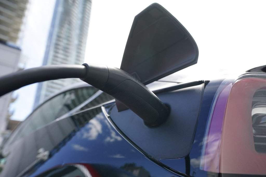Quebec is rejecting Ontario’s call to scrap EV mandates, saying it has already adjusted targets despite pressures from U.S. policies and tariffs. 