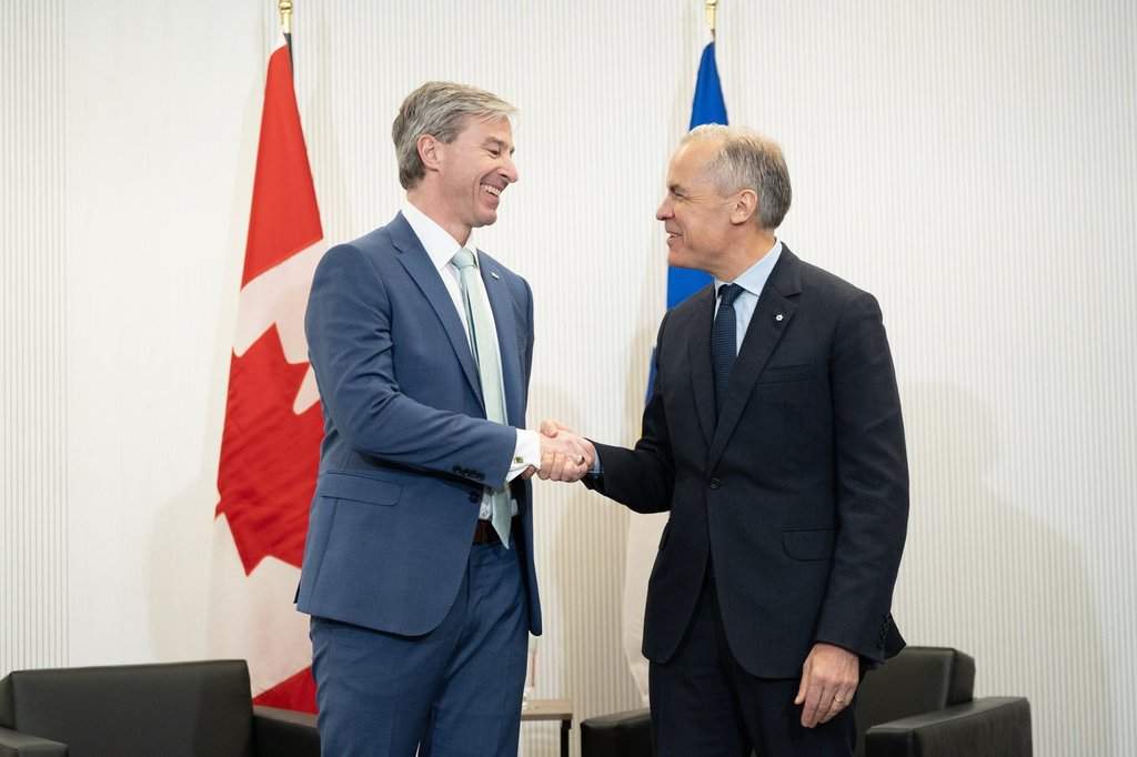 Prime Minister Mark Carney, right, and Nova Scotia Premier Tim Houston meet in Halifax on Friday, March 27, 2026. THE CANADIAN PRESS/Darren Calabrese.