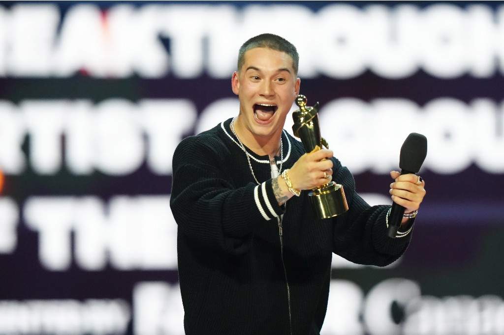 Cameron Whitcomb accepts the award for Breakthrough Artist or Group of the Year at the 2026 Juno Awards in Hamilton, on Sunday, March 29, 2026.