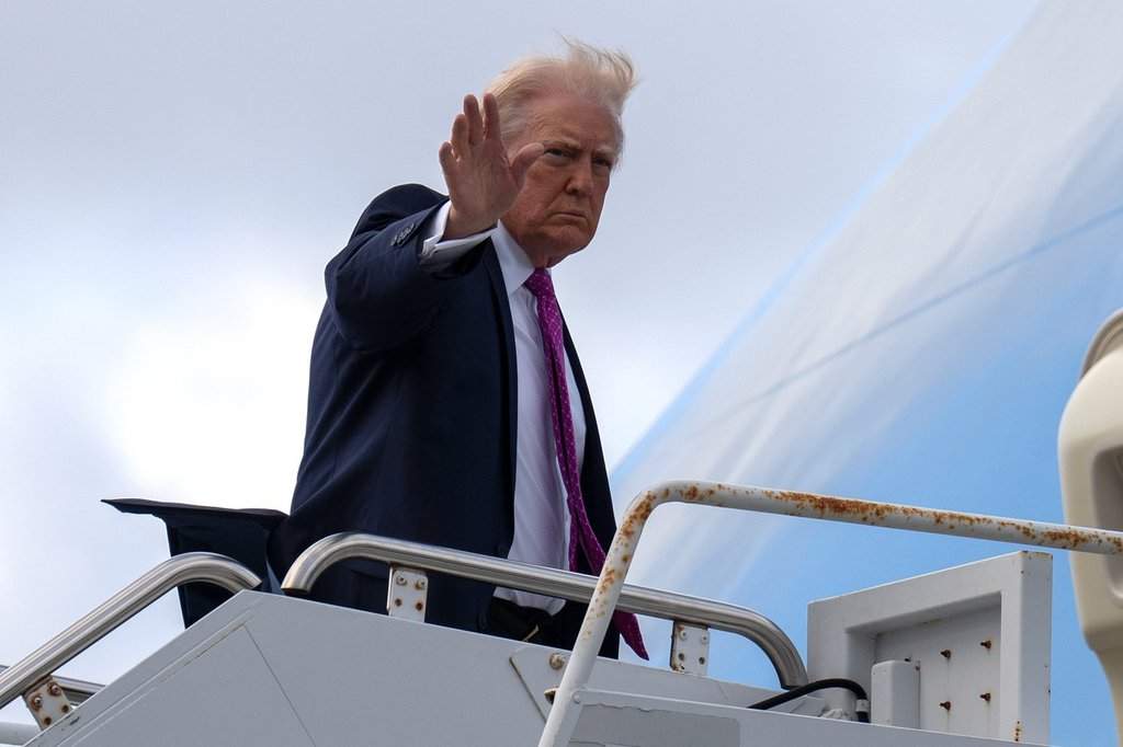 President Donald Trump waves as he boards Air Force One, Sunday, March 29, 2026, at Palm Beach International Airport in West Palm Beach, Fla.